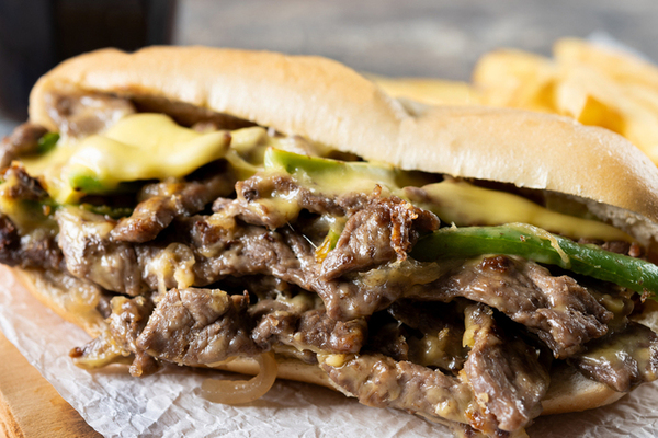 Sanduíche de Philly cheesesteak na mesa de madeira